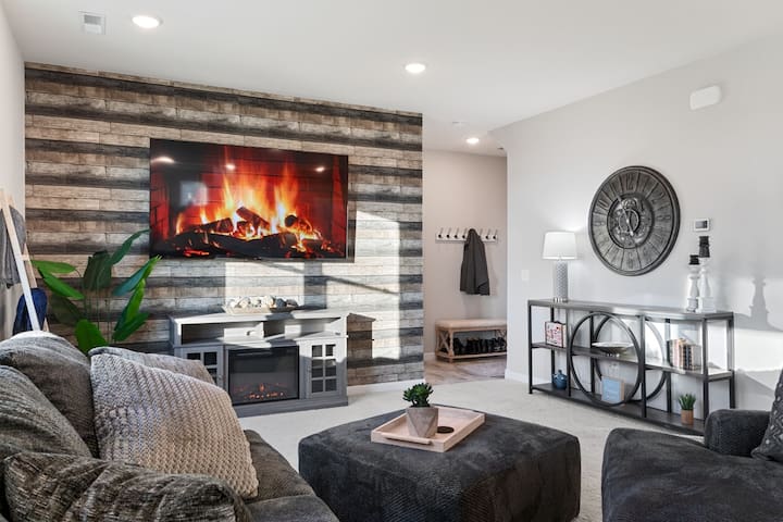 Marmon Retreat – 5BR w/private hot tub & theater