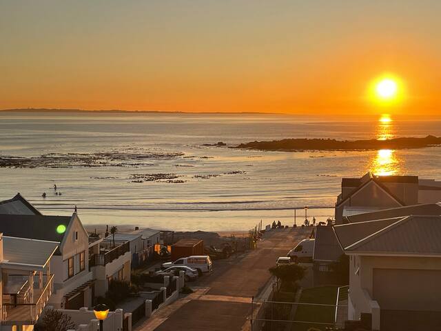 Oceanscape Beachfront Penthouse gallery image 4