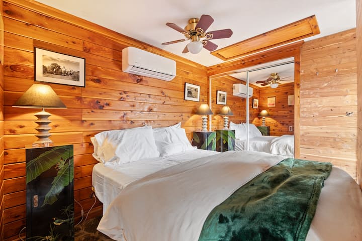 Menšia manželská posteľ v spálni.