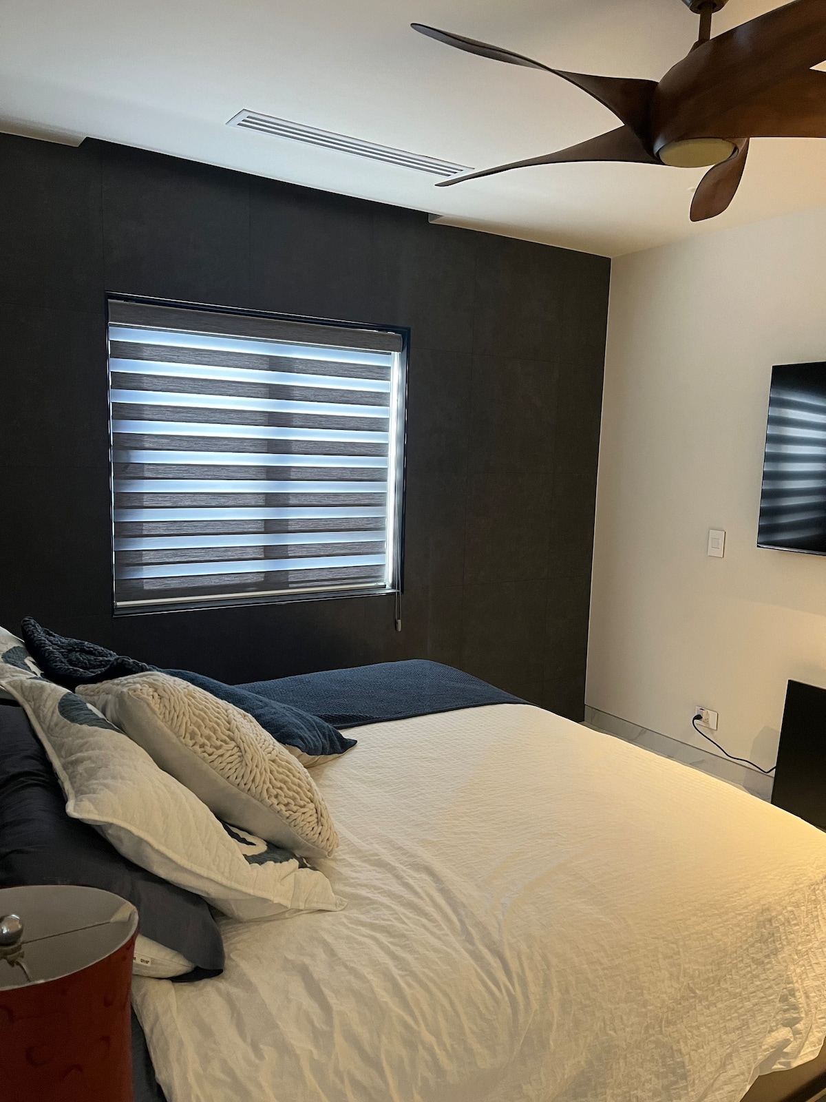 Მესამე საძინებელი დიდი სმარტ-ტელევიზორით