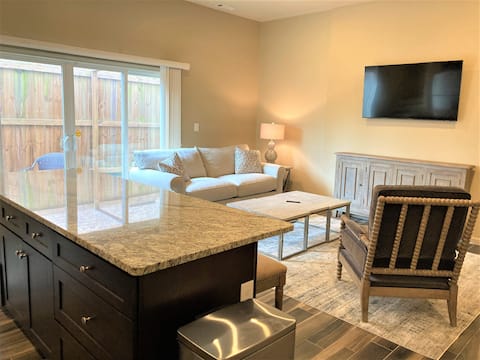 Luxurious Family Friendly Townhome Great Location