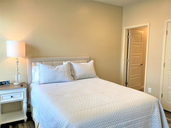 غرفة نوم 2 مع سرير كوين.