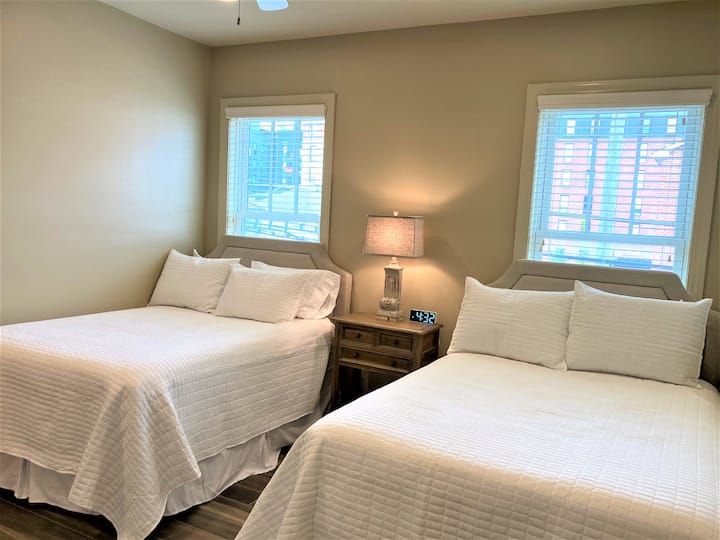 تحتوي غرفة النوم 3 على مرتبتين كاملتين الحجم.