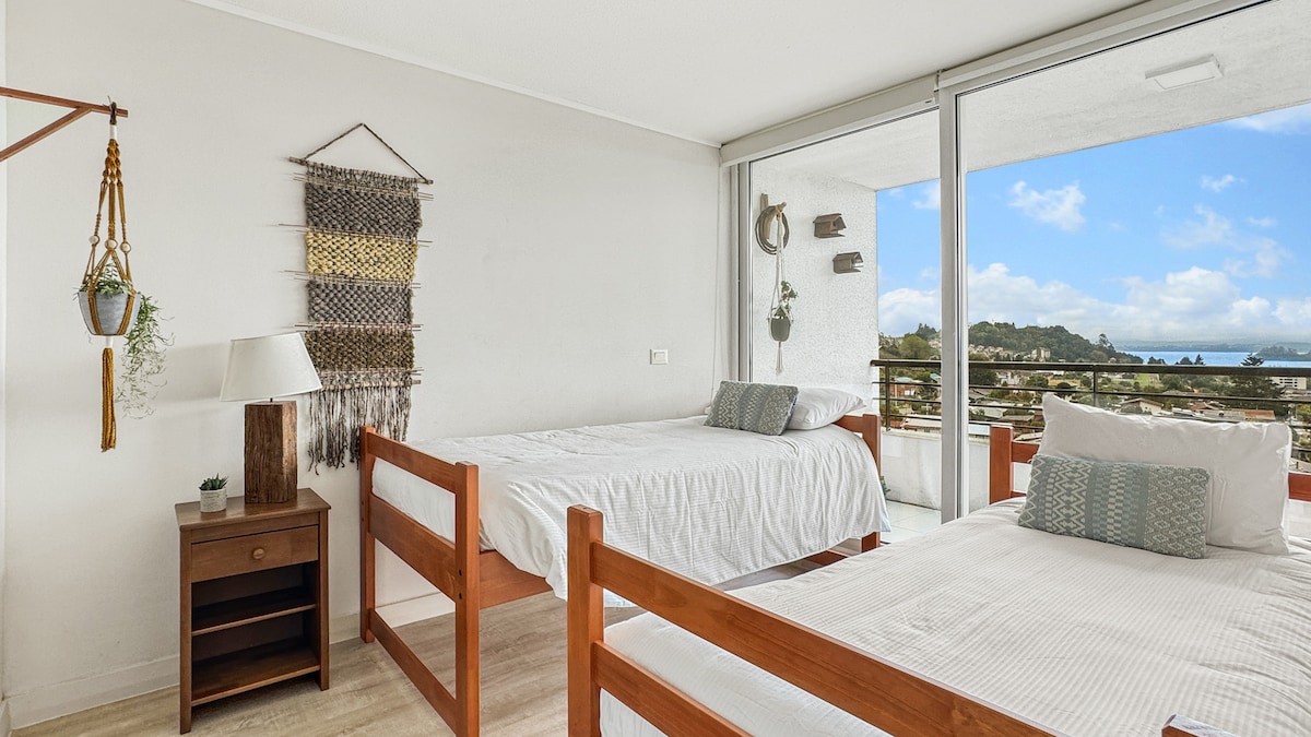 La segunda habitación tiene su propio baño y está equipada para 2 huéspedes, con dos camas individuales. Tiene salida al balcón y una hermosa vista al cerro Philippi, al lago y a los volcanes