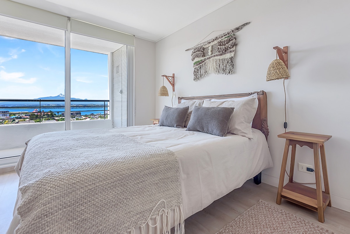 Nuestra suite es luminosa y tiene una vista espectacular al volcán Calbuco. Su amplio balcón permite disfrutar de esta vista a cualquier hora del día.