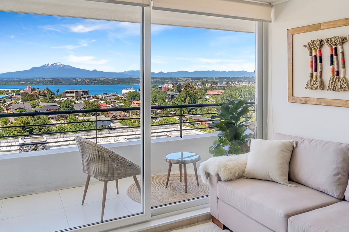 La sala de estar goza de esta vista espectacular y está decorada con detalles locales que le dan una calidez especial. Y si se aburren de la vista, la TV tiene cable y Netflix!