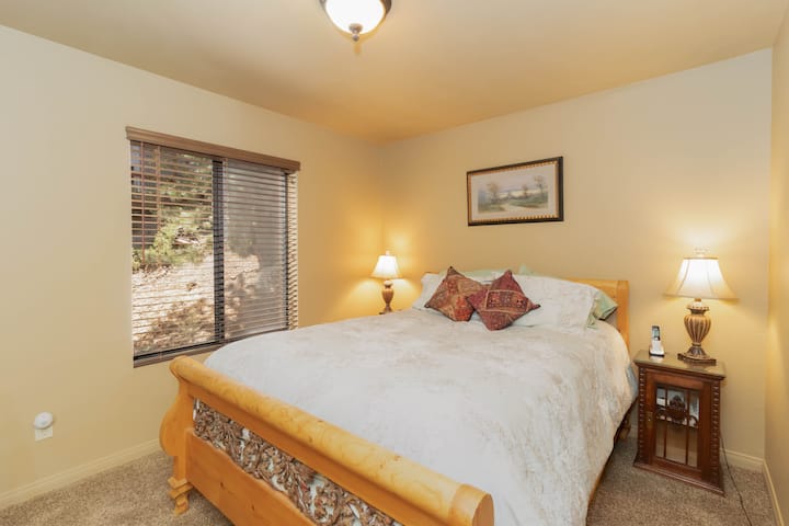 queen size guestroom