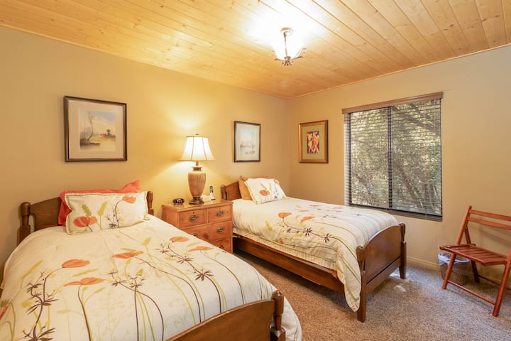 twin bed guestroom