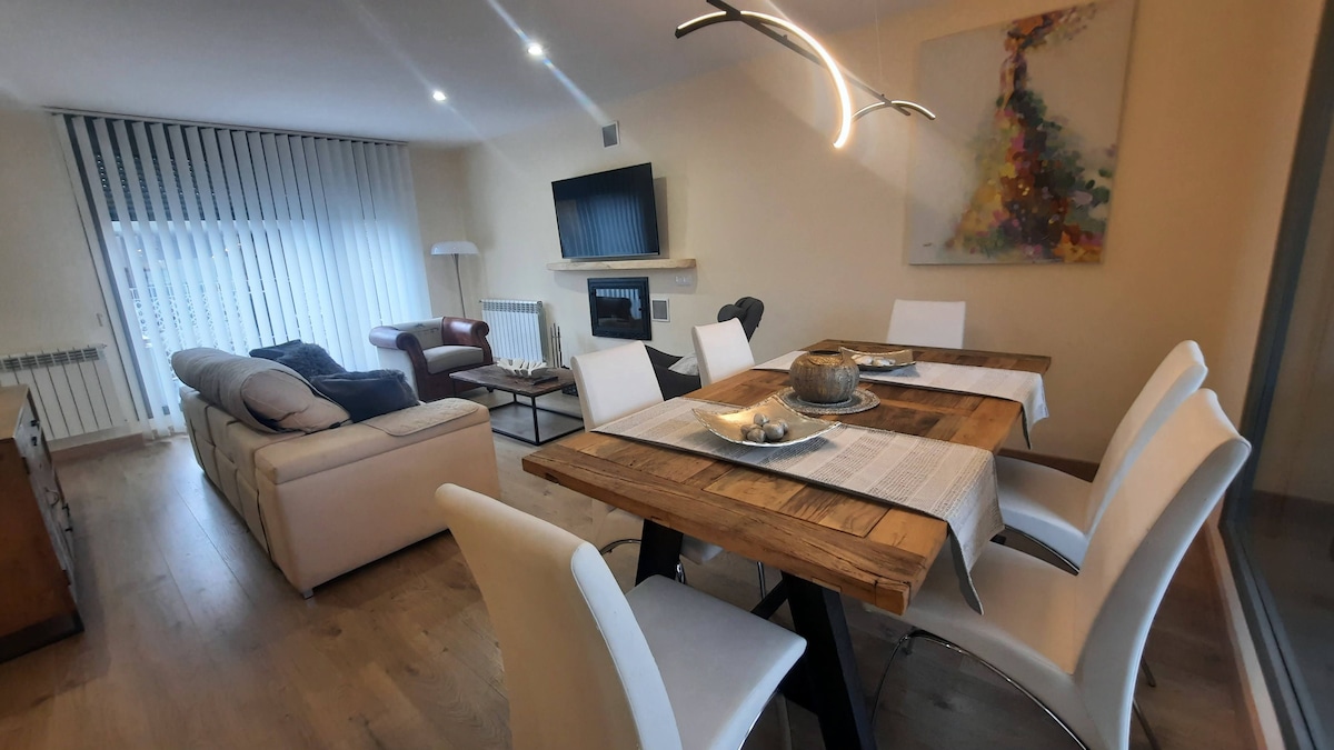 Top Airbnb: Duplex Terrace Golf and Mountain in Sabiñánigo