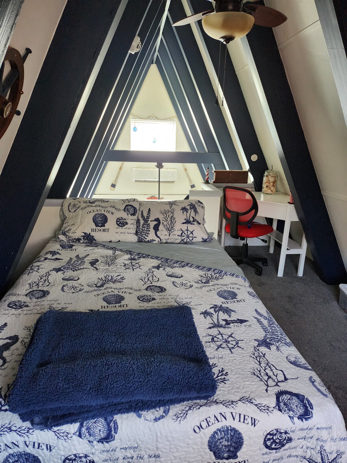 阁楼卧室配有双人床。