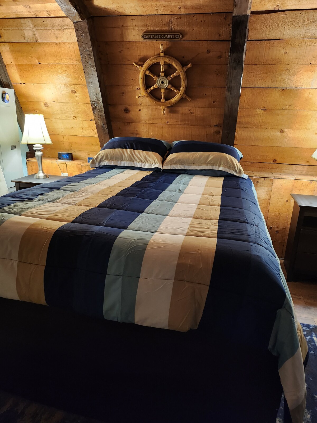 楼下的卧室有一张标准双人床。 由于下面的抽屉，床被抬起。