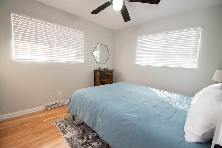 Dormitorio con cama queen size