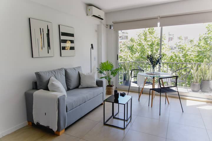 Bright furnished studio apartment in Almagro