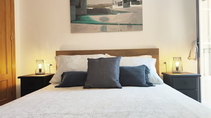 Საძინებელი 1, მთავარი (აპარტამენტი) ჩაშენებული კარადით და აბაზანა-ტუალეტი აბაზანით.