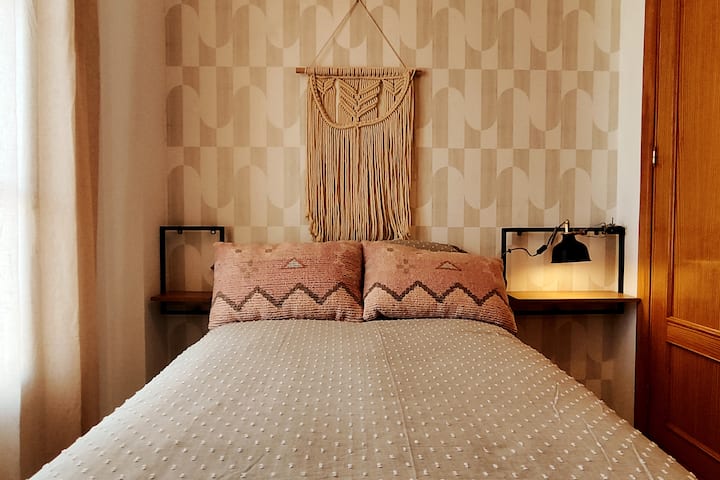 Საძინებელი 2... ერთადგილიანი აივნითა და ჩაშენებული კარადით.