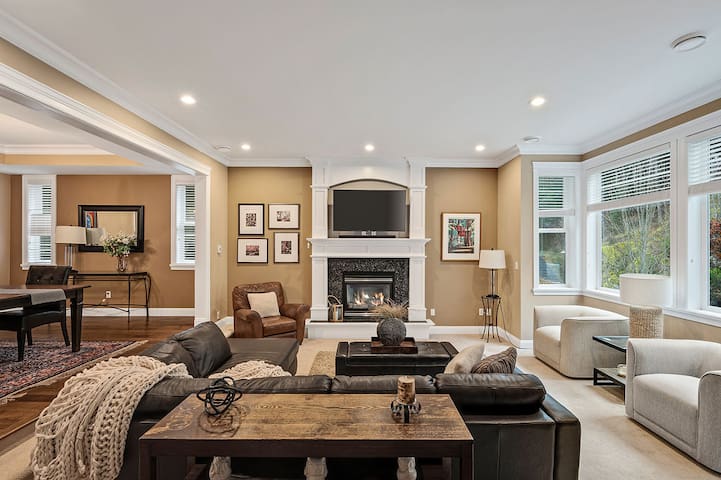 Executive 3 bedroom Home on Bear Mountain gallery image 4