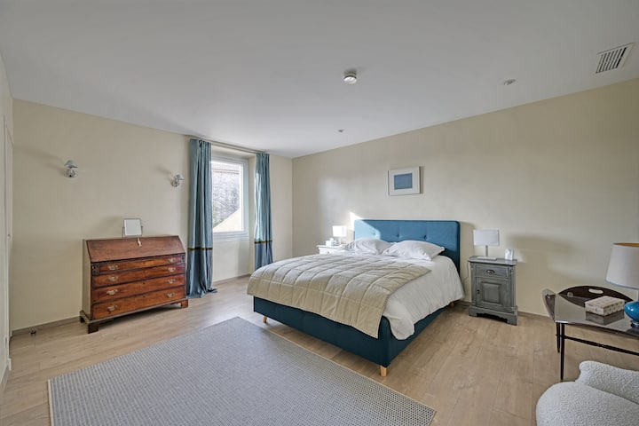 עוד חדר שינה זוגי מואר ונעים. 