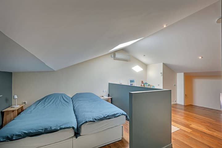 חדר השינה השני בקומה השנייה עם מיטות זוגיות, תמיד מצויד במיזוג אוויר. 