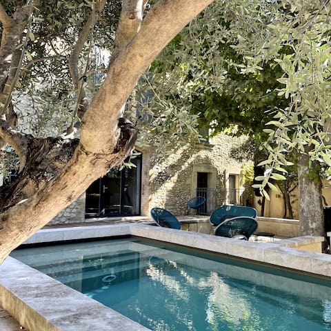 Mas Irunda and its pool, at the gates of the Luberon