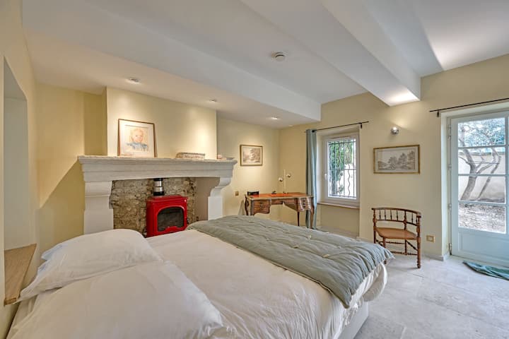 בקומת הקרקע יש חדר שינה יפהפה עם מיטה זוגית. 