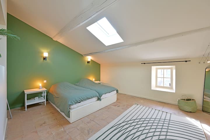 בקומה השנייה, 2 חדרי שינה גדולים עם מיטות זוגיות ומיטה נפתחת. הראשון צבוע בירוק מרגיע. 