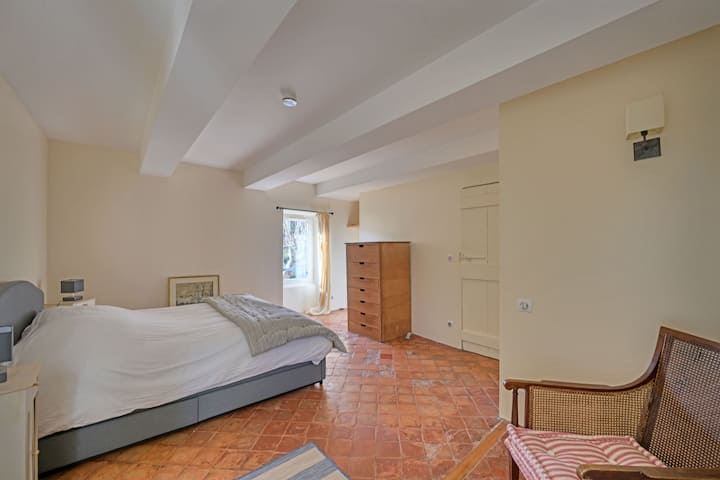 חדר שינה נוסף עם מיטה זוגית ומחסן. 