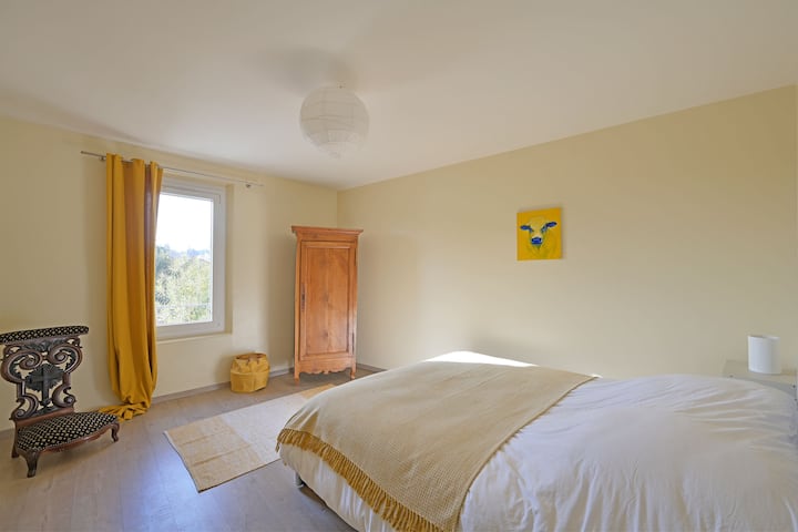 למעלה יש 3 חדרי שינה כפולים יפהפיים,  כך שלכל אורח יש מרחב משלו. 