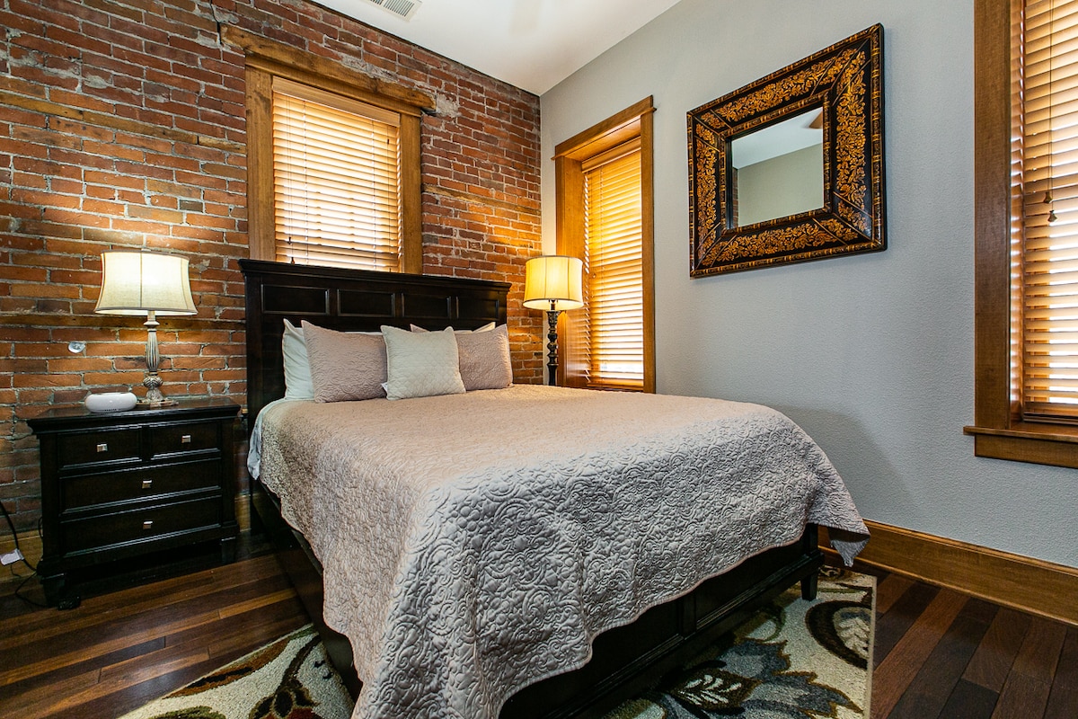 Спална соба со брачен кревет, сопствена бања,телевизор и плакар.