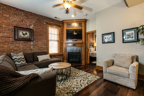 Drake House: Fleur de Lis with Private Hot Tub