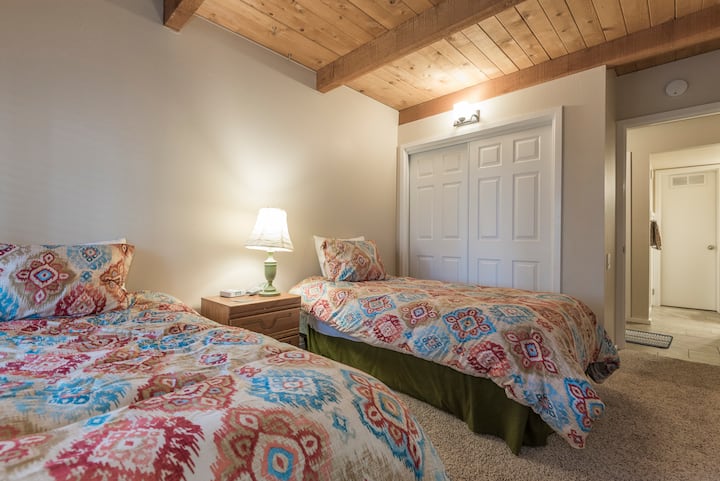 Dhomë gjumi - Në katin e poshtëm (dy krevate dopio)