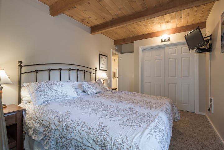 Dhomë gjumi - Në katin e poshtëm (krevat dopio "king")