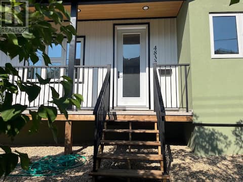 Mirror Lake Home
Sleeps up to 7