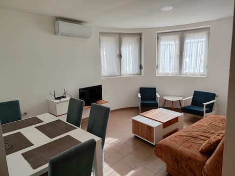 Center/2 bedrooms flat/Parking Free Private