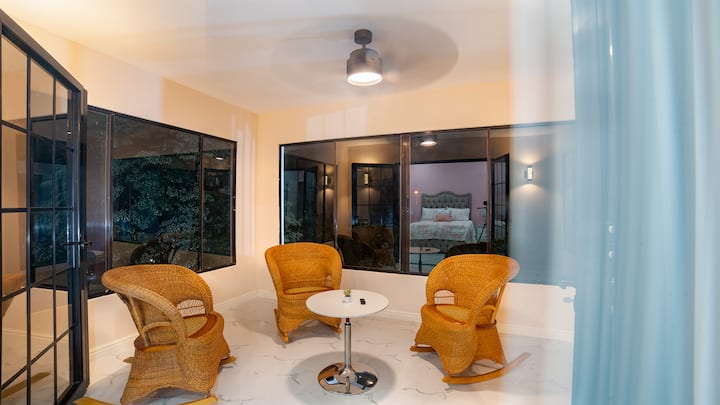 ระเบียงมีหลังคาในห้องนอนใหญ่