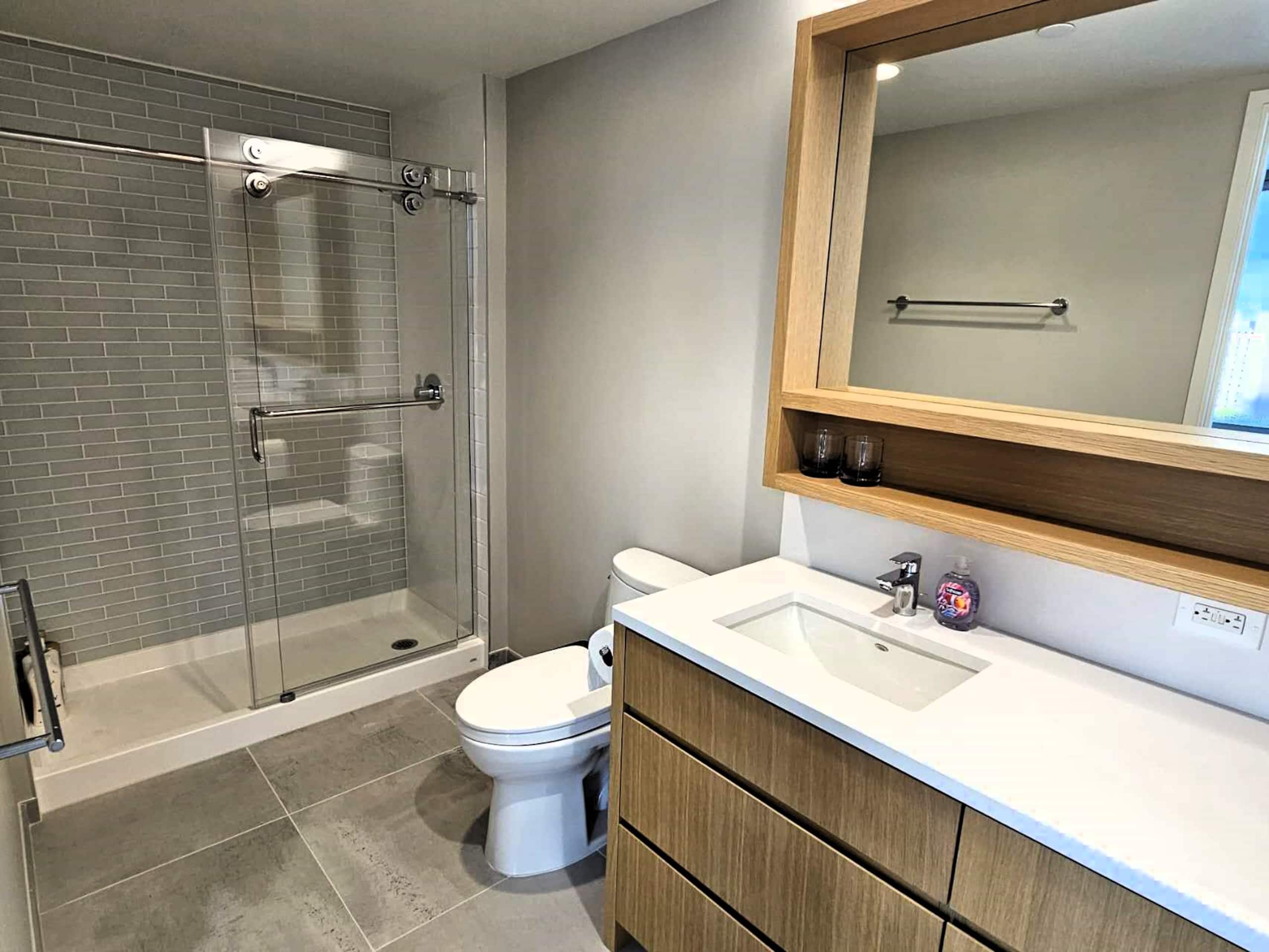 Condo in Honolulu · ★5.0 · 2 bedrooms · 2 beds · 2 baths - Image 7