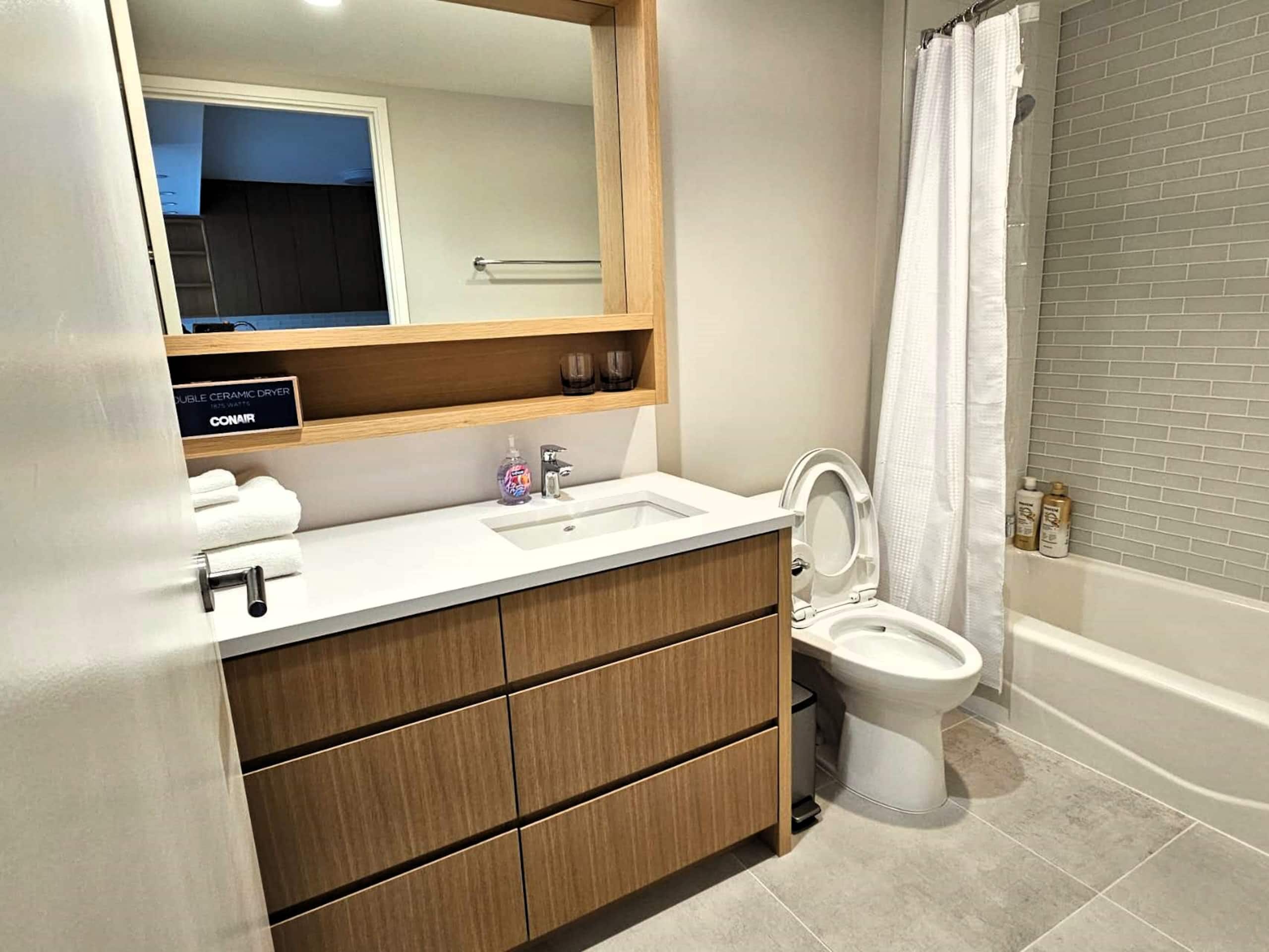 Condo in Honolulu · ★5.0 · 2 bedrooms · 2 beds · 2 baths - Image 8