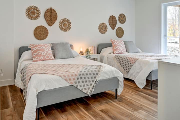 Dormitorio con dos camas de matrimonio en el sótano.