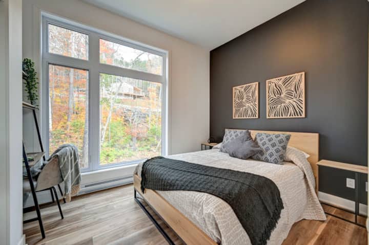 Dormitorio 1 en la planta baja con cama de matrimonio.