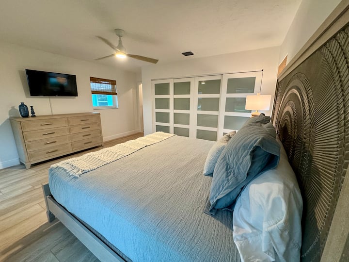 Dormitorio principal con cama tamaño king