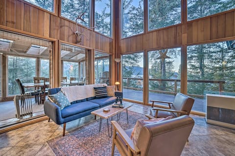 Swanhouse. Waterfront home. Walk to trails!