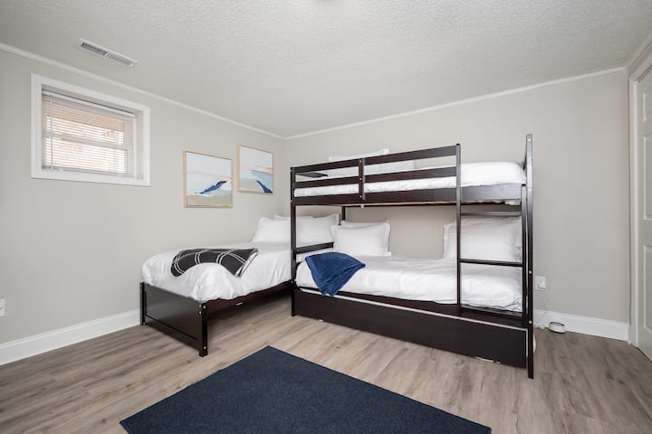 Chumba cha kulala cha tatu kina nafasi ya kutosha ya kulala kwa kila mtu, na kitanda cha kuvuta ambacho kinafaa kwa watoto.