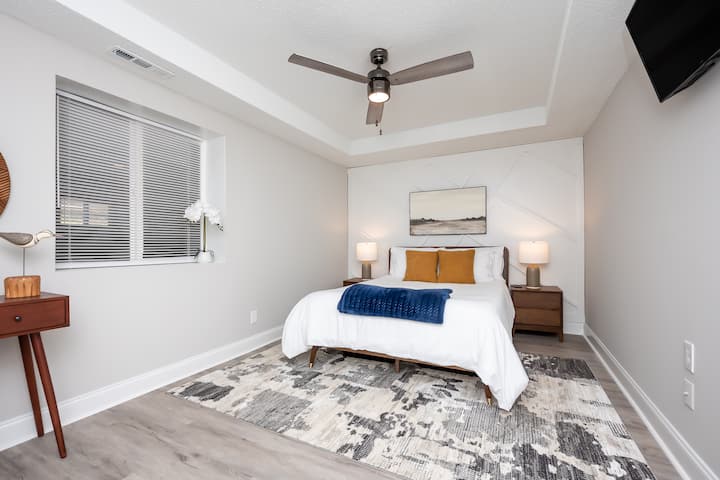 Chumba cha watoto kina kitanda kizuri aina ya queen kilichojengwa katika mazingira ya kujitegemea.