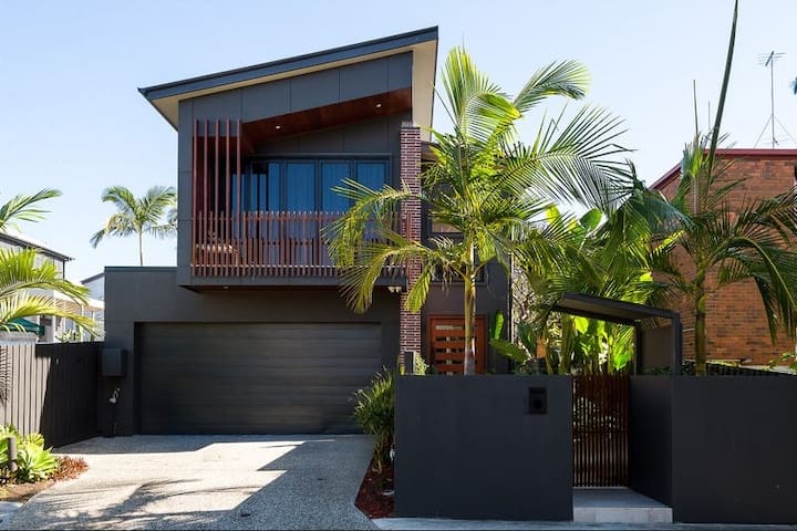 Luxurious spacious house-pool, bath & park 3 cars gallery image 2