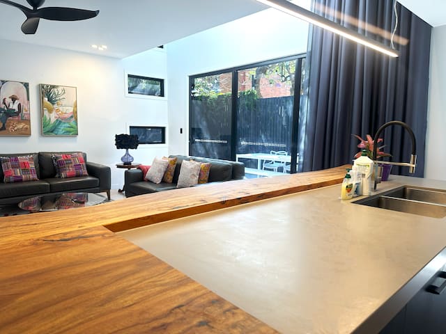 Luxurious spacious house-pool, bath & park 3 cars gallery image 4