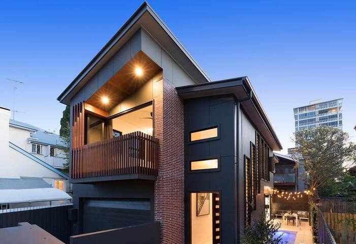 Luxurious spacious house-pool, bath & park 3 cars