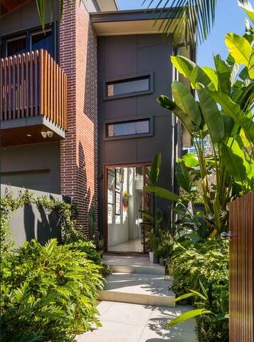 Luxurious spacious house-pool, bath & park 3 cars gallery image 3