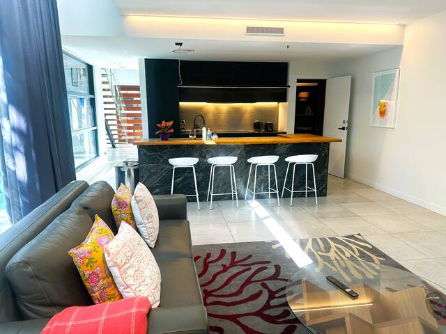 Luxurious spacious house-pool, bath & park 3 cars gallery image 5