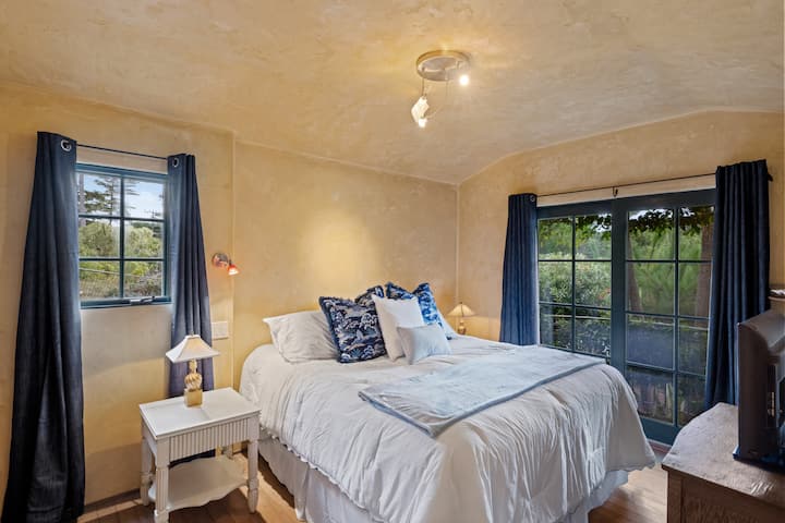 ห้องนอนที่ 2: เตียงขนาดคิงไซส์, ประตูสไลเดอร์ฝรั่งเศส, ทีวี Amazon Stick