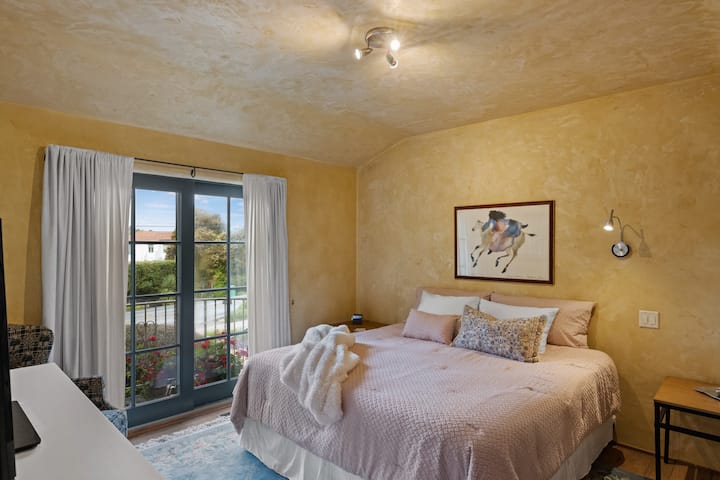 ห้องนอนที่ 3: เตียงขนาดคิงไซส์ประตูสไลเดอร์ฝรั่งเศสเคเบิลทีวี