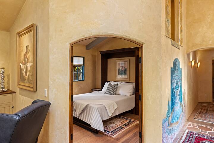 ห้องนอนที่ 4/เตียงเมอร์ฟี่: เตียงควีนไซส์เพดานโค้ง